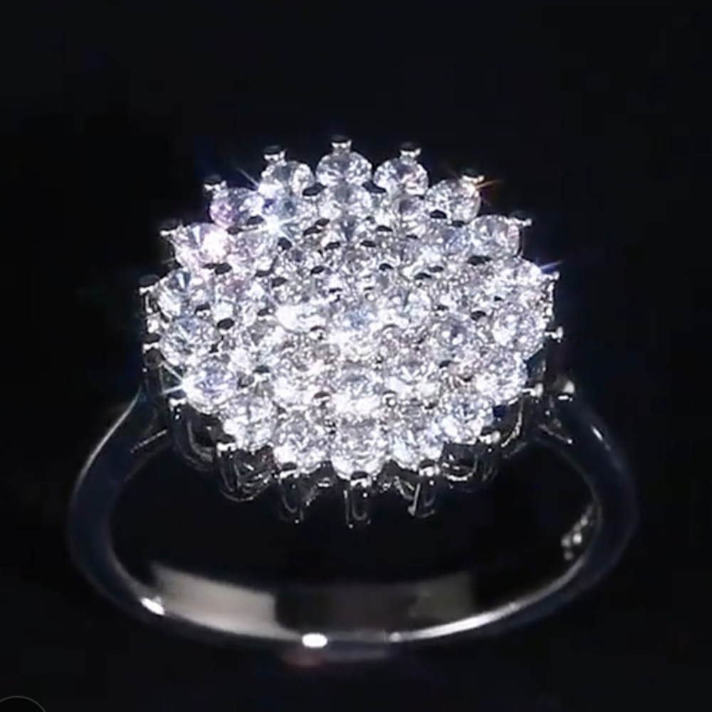 Elegant Silver Cluster Ring - Picture 6 of 6
